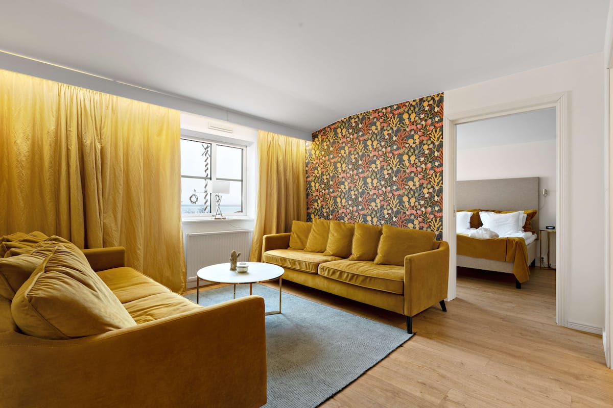 Suite, 1 trĂšs grand lit, bain Ă remous, vue lac