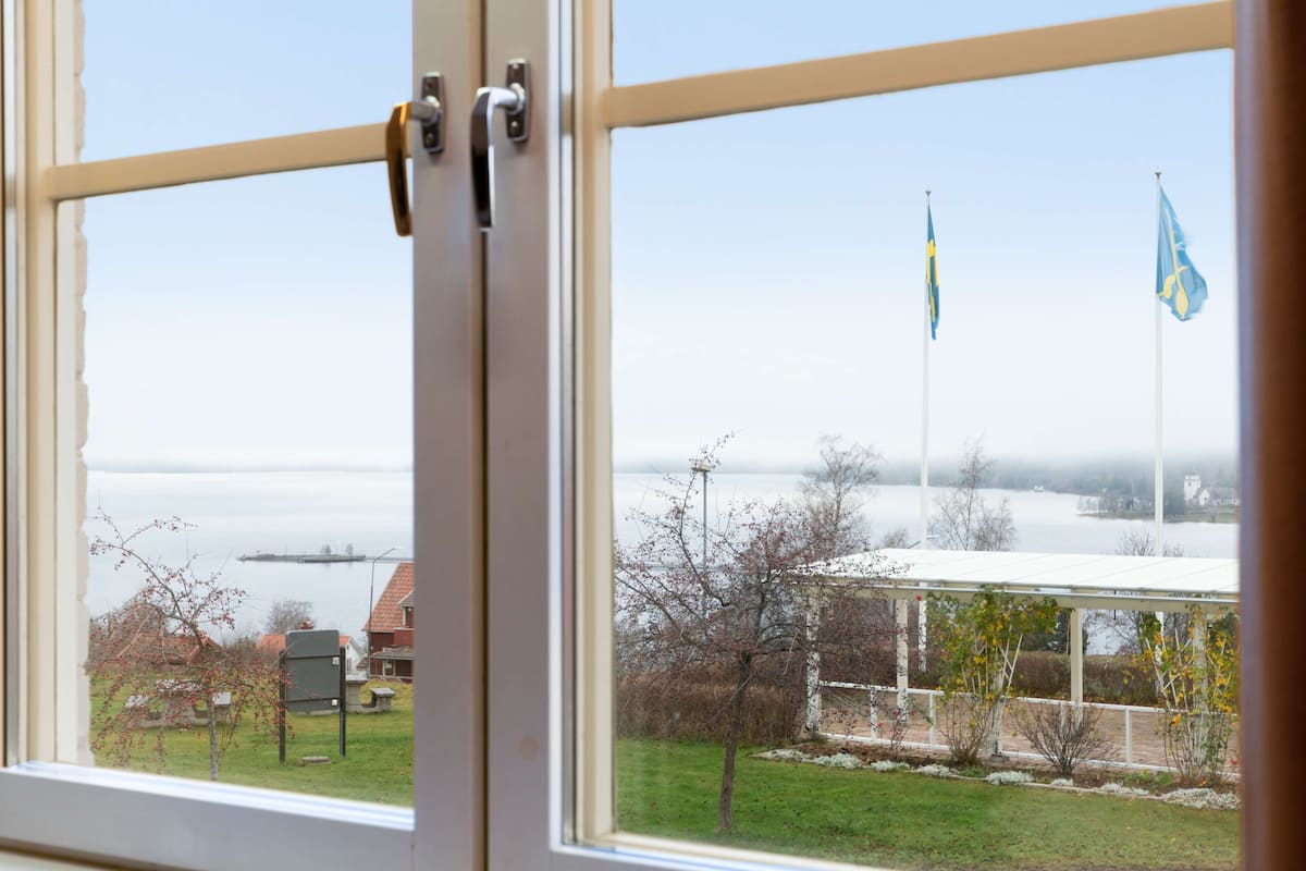 standard room, 1 king bed, non smoking (view) | 1 bedroom, individually decorated, individually furnished, desk