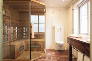 Phòng Suite, 1 giường cỡ king, phòng tắm hơi, quang cảnh hồ | Trang trí khác biệt, trang bị nội thất với thiết kế riêng biệt, bàn 