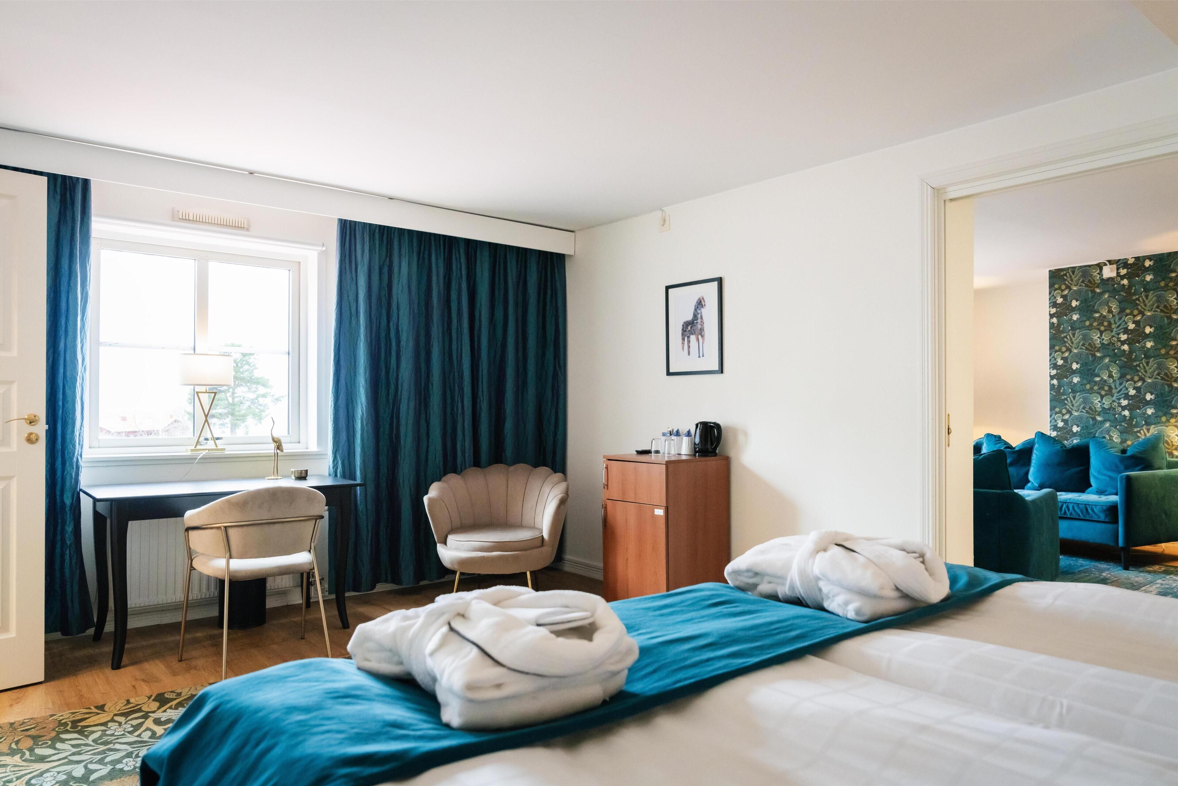 Suite, 1 King Bed, Sauna, Lake View