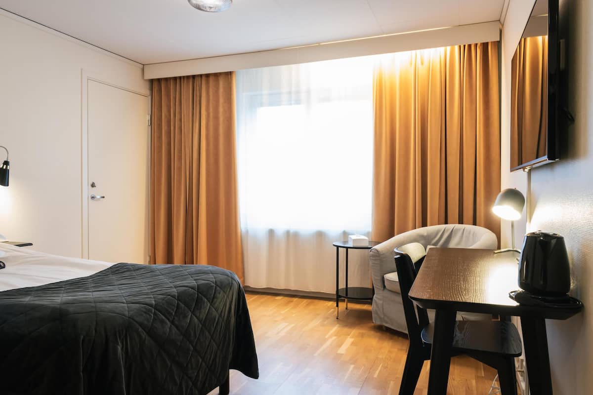 Standard Room, 1 Twin Bed, Accessible, Non Smoking | Desk, rollaway beds (surcharge), WiFi (free), individually decorated