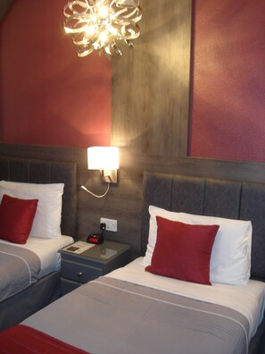 Chambre avec lits jumeaux, salle de bains commune