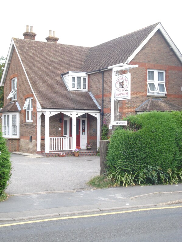 Front of property - Masslink Guest House (Horley)