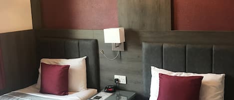 Habitación con 2 camas individuales, baño compartido | Decoración personalizada, muebles diferentes y escritorio