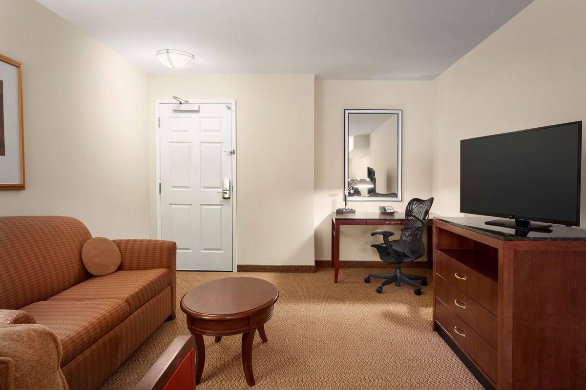 in-room safe, desk, iron/ironing board, free wifi