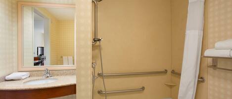 Un baño con bañera, lavabo, espejo y cabina de ducha.