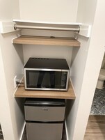 Escritorio, cortinas opacas, tabla de planchar con plancha y wifi gratis