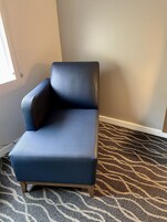 Habitación estándar, 1 cama de matrimonio | Escritorio, cortinas opacas, tabla de planchar con plancha y wifi gratis