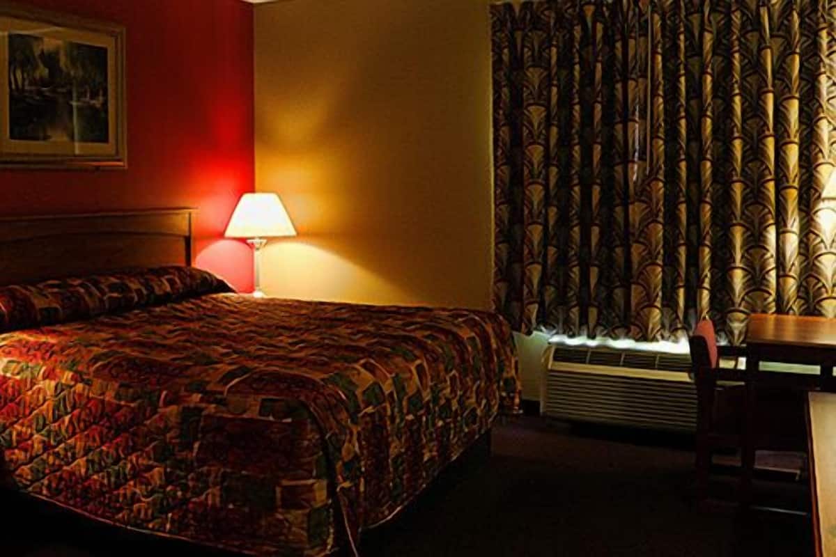 Een strijkplank/strijkijzer, gratis wifi, beddengoed, een wekker