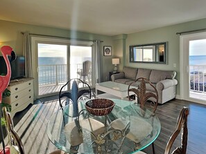 Apartamento, varias camas, cocina, vistas al mar (#901 - No Pets) | Zona de estar