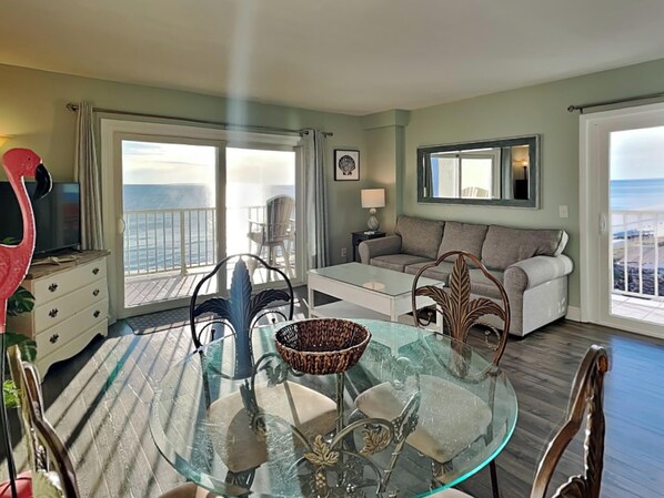 Apartment, Mehrere Betten, Küche, Meerblick (#901 - No Pets) | Wohnbereich