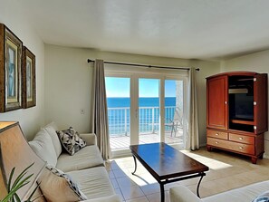 Apartamento, varias camas, balcón, vistas al mar (#1308 - No Pets) | Zona de estar