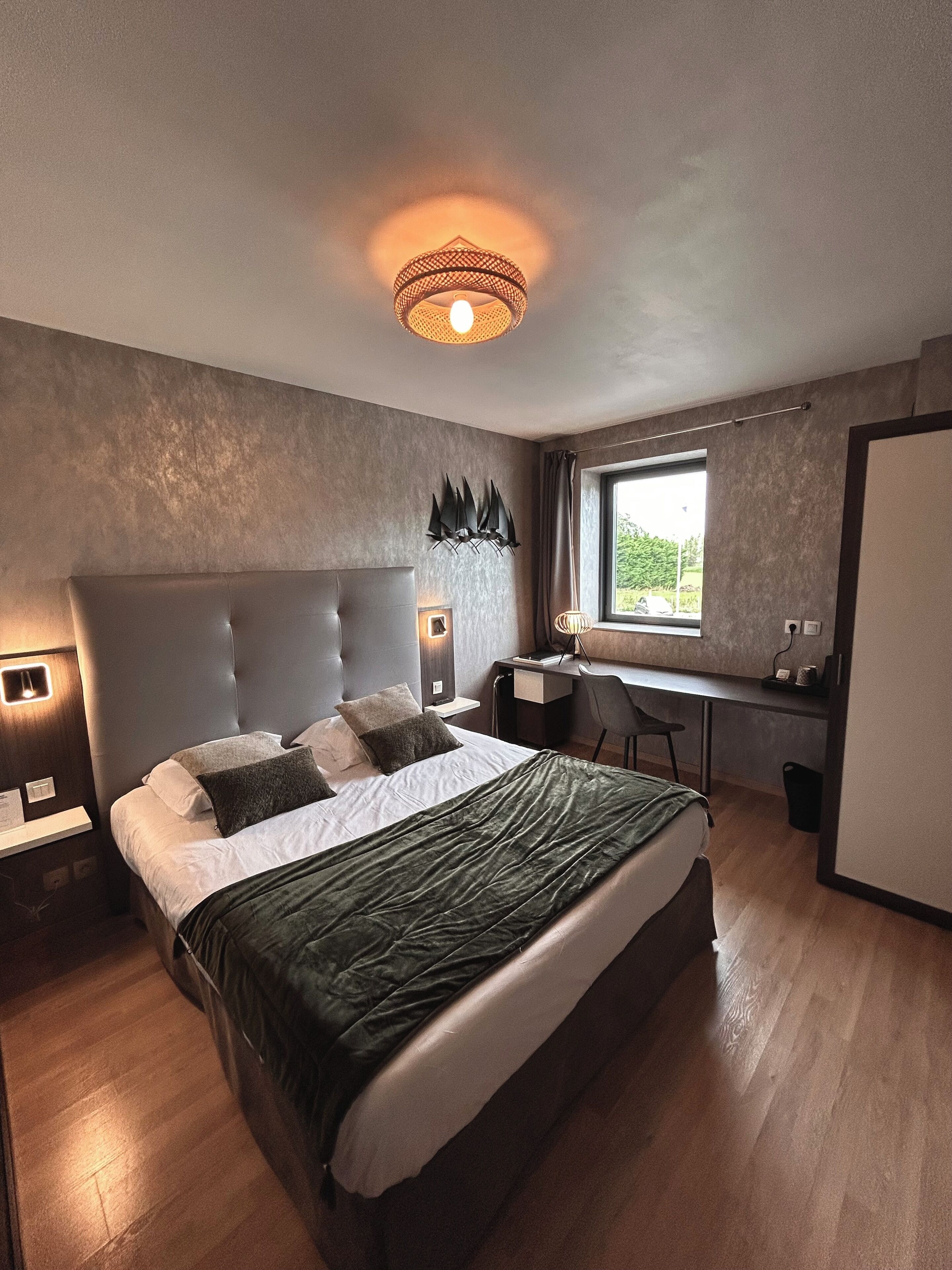 Rom – comfort, 1 queensize-seng, ikke-røyk | Safe på rommet, skrivebord, blendingsgardiner og lydisolert