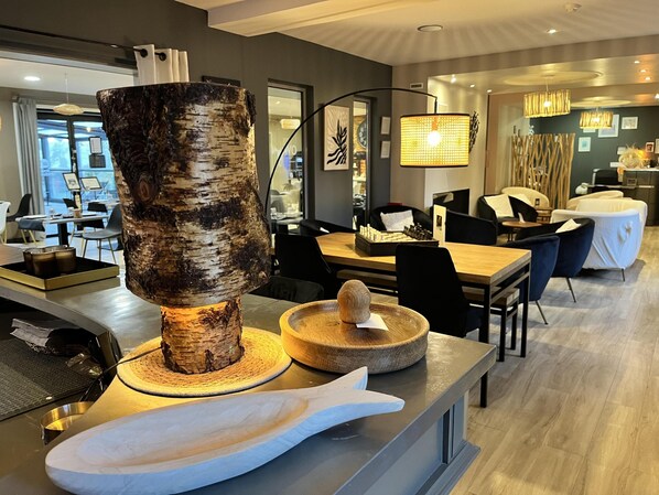 Un comedor moderno con un centro de mesa de madera de abedul, un tablero de ajedrez y mobiliario contemporáneo.