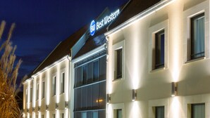 Exterior de un hotel con un letrero que dice "BW Best Western".