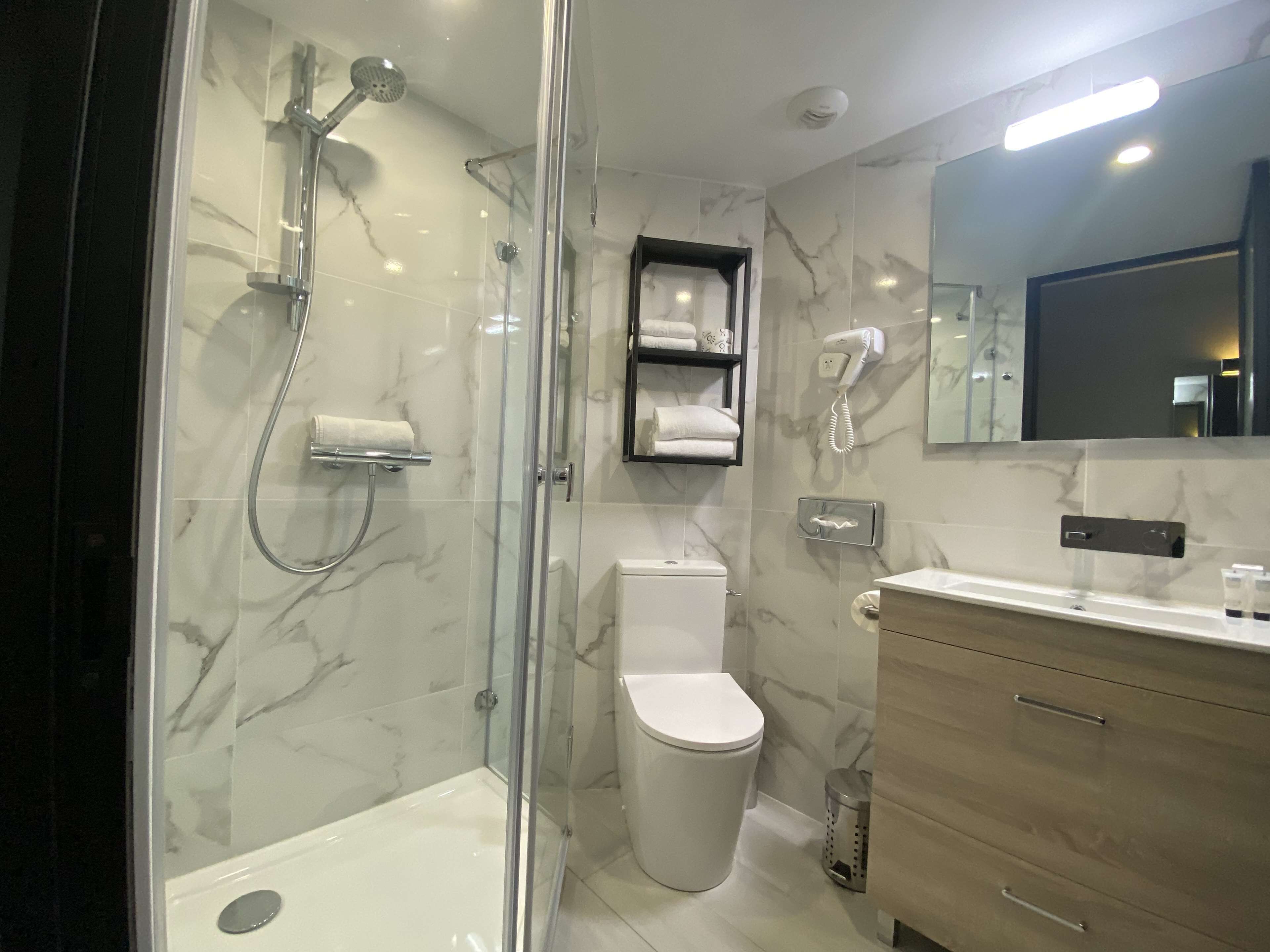 shower, free toiletries, hair dryer, towels