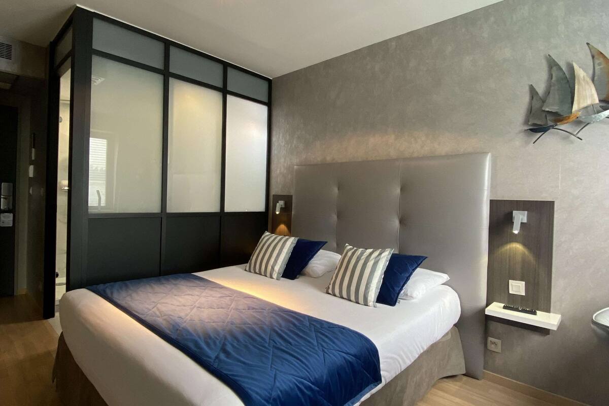 comfort room, 1 queen bed, non smoking | in-room safe, desk, blackout curtains, soundproofing