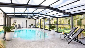 حمّام سباحة خارجي موسمي، مقاعد للتشمس