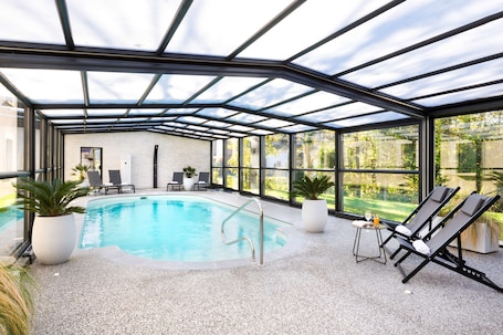 Outdoor pool, open 10:30 AM to 8:00 PM, pool loungers. Best Western La Mare o Poissons