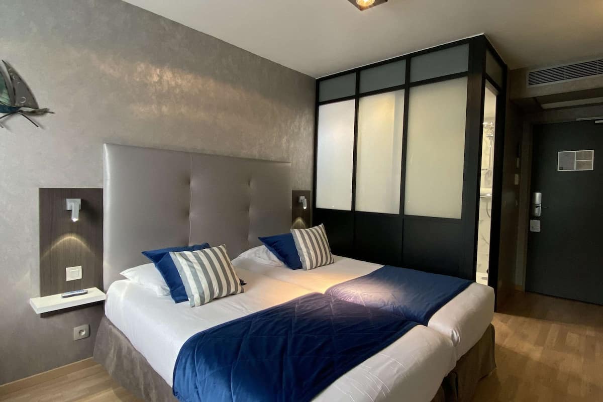 comfort room, 2 single beds, non smoking | in-room safe, desk, blackout curtains, soundproofing