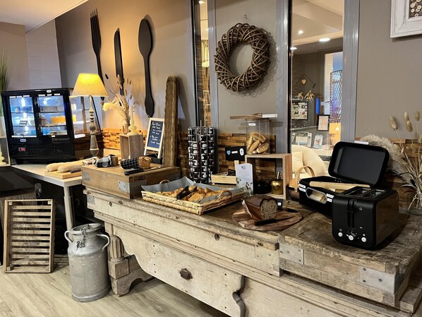 A bakery counter with bread, pastries, and a coffee machine. - Best Western La Mare o Poissons (Ouistreham)