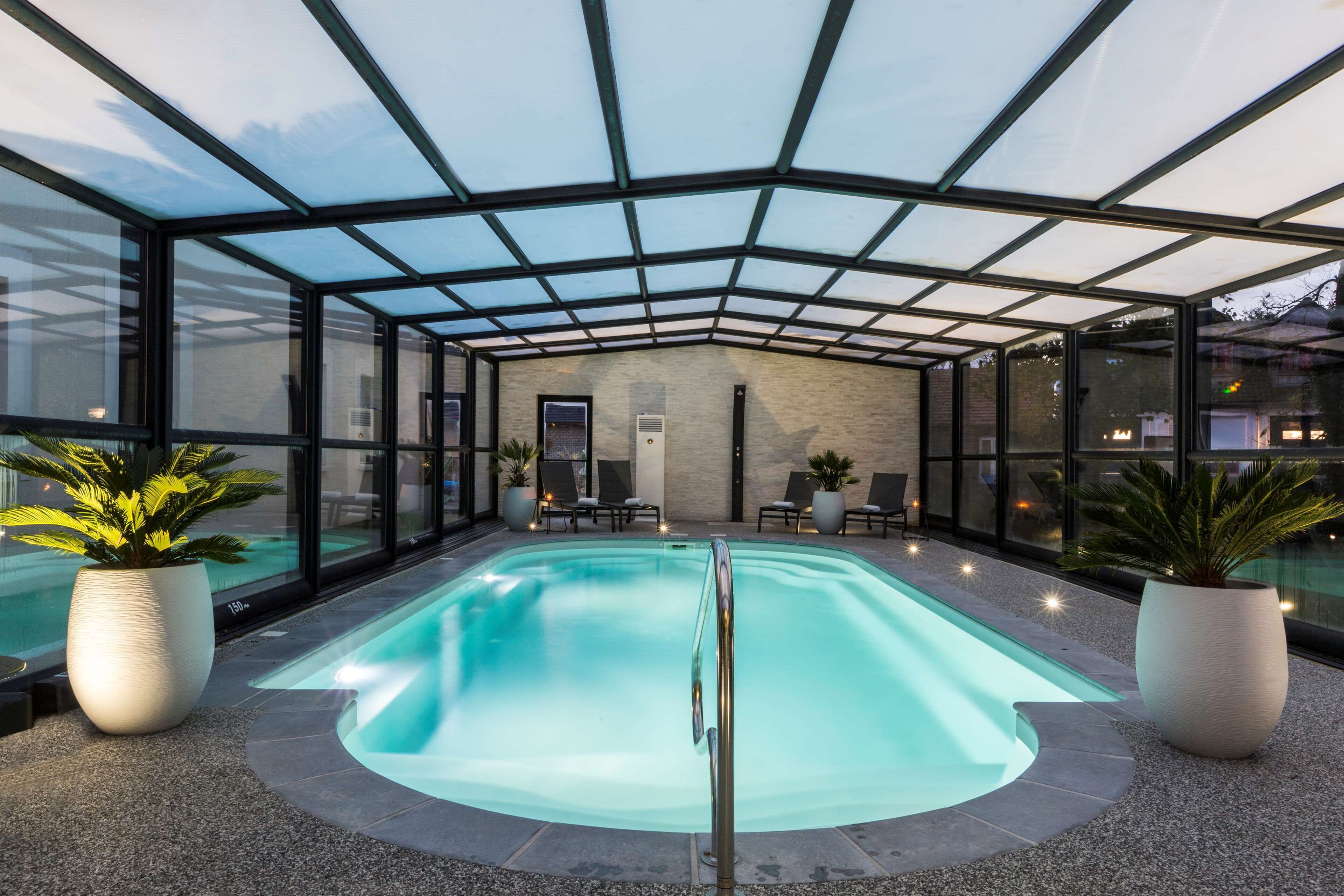 seasonal outdoor pool, pool loungers