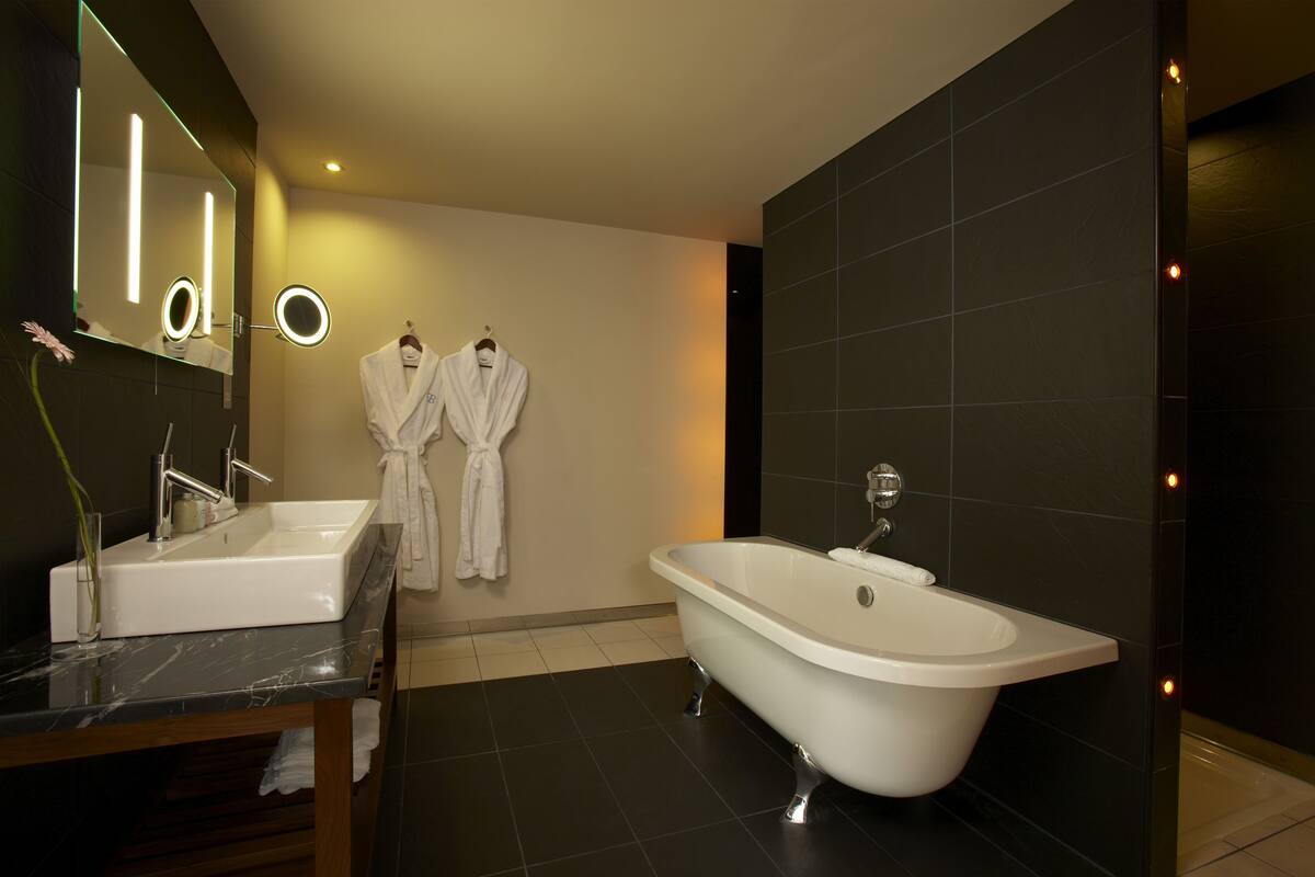 fabulous suite | bathroom | shower, free toiletries, towels