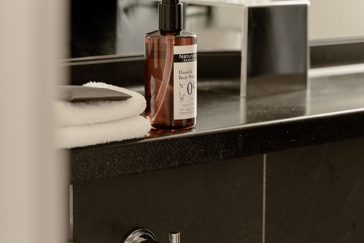 comfortable double room | bathroom | shower, free toiletries, towels