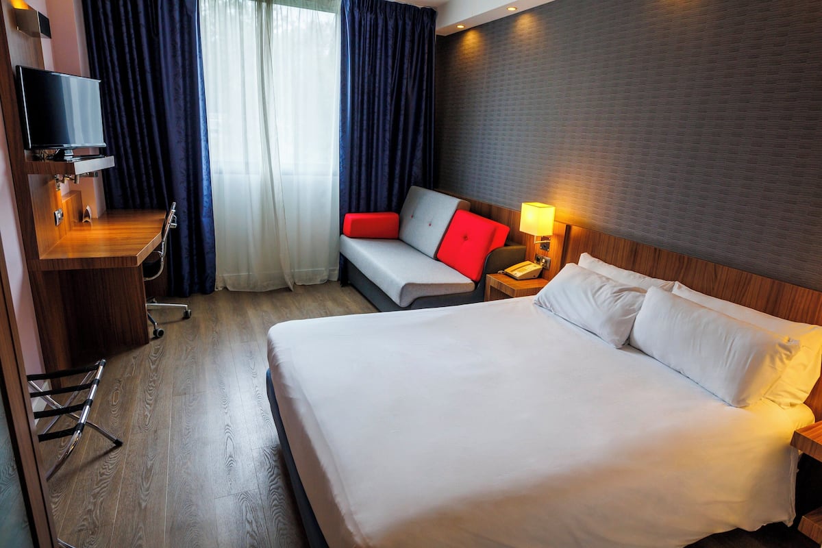 Standard Room, 1 Queen Bed with Sofa bed | Down comforters, individually furnished, desk, iron/ironing board