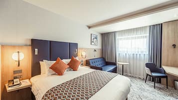 Chambre Standard, 1 grand lit et 1 canapé-lit | Coffres-forts dans les chambres, bureau
