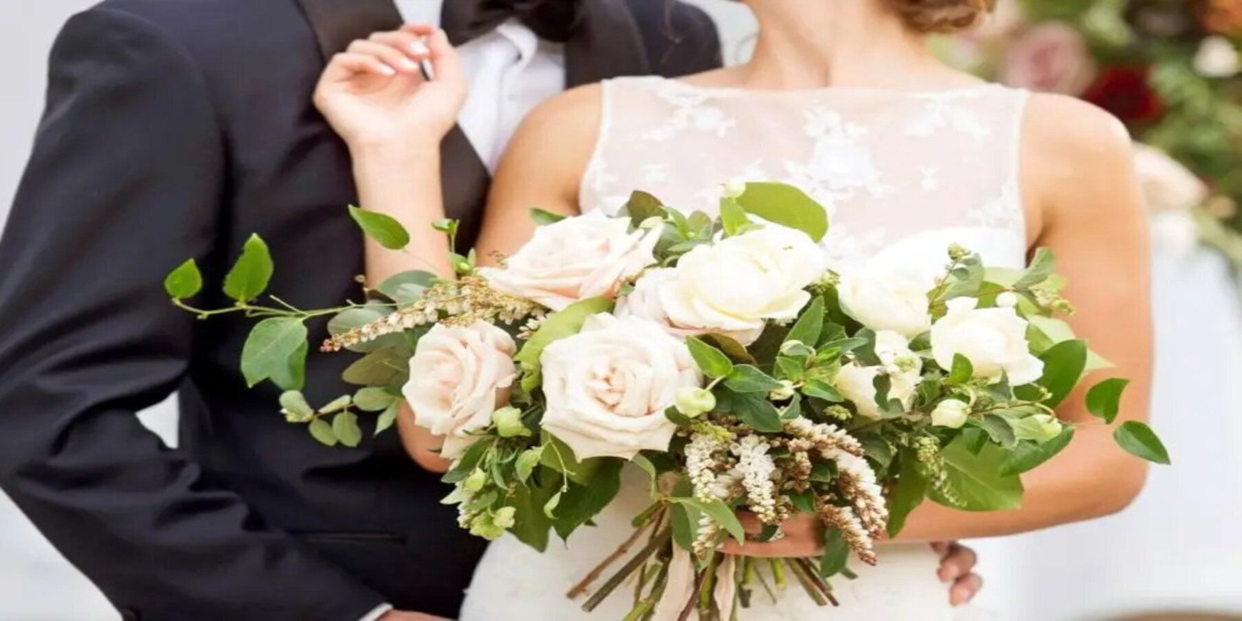 Una coppia che tiene un bouquet di fiori.