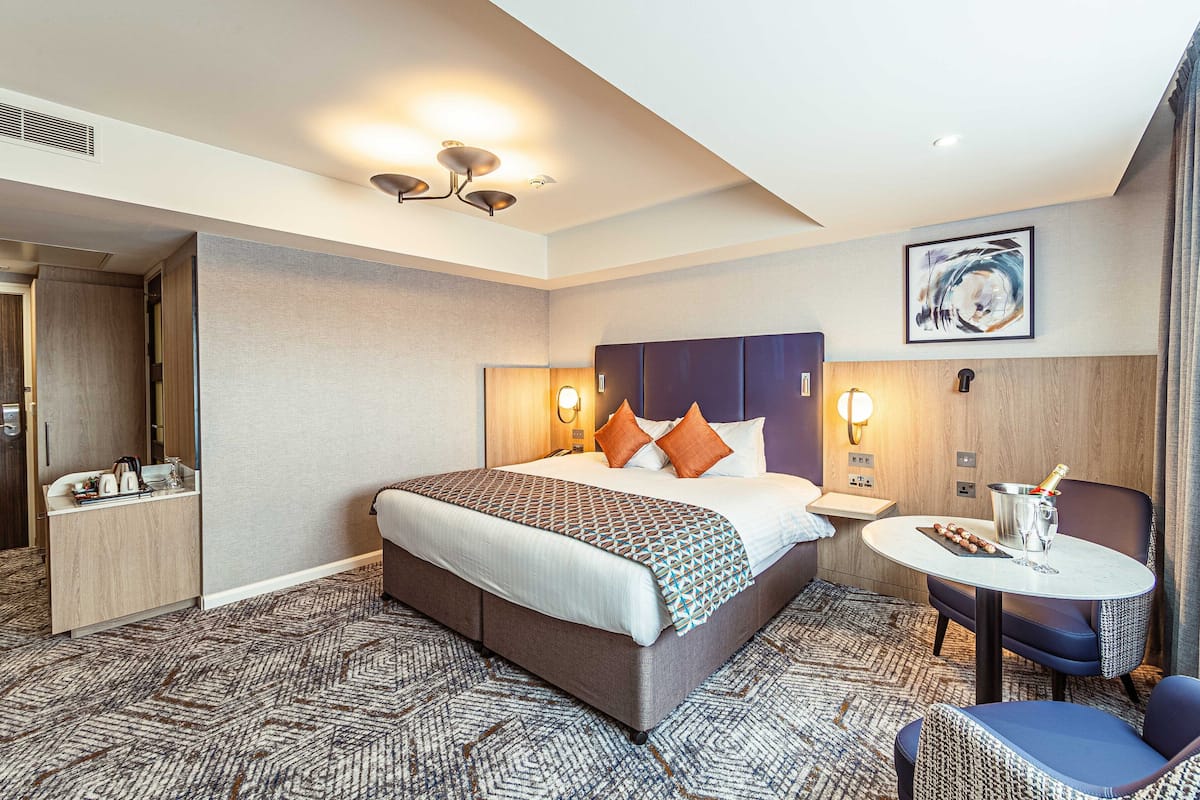 Junior Suite, 1 King Bed (Super) | In-room safe, desk, laptop workspace, blackout drapes