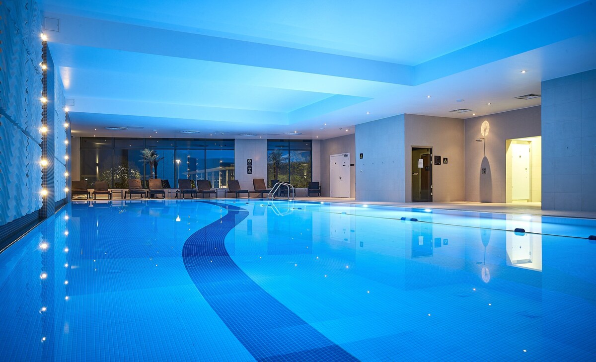 Indoor pool, open 6:30 AM to 10:00 PM, pool loungers