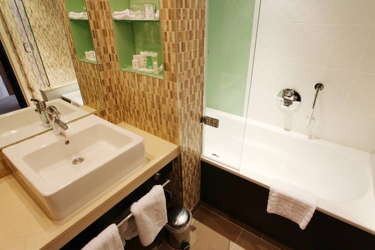 premium room, 1 king bed | 1 bedroom, in-room safe, desk, laptop workspace