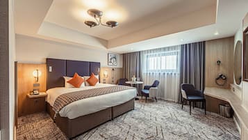 Junior Suite, 1 King Bed (Super) | In-room safe, desk, laptop workspace, blackout curtains