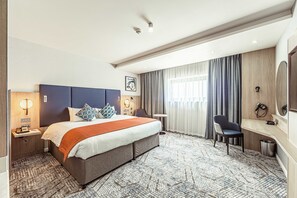 Juniorsvit - 1 kingsize-säng (Super) | Värdeförvaringsskåp på rummet, skrivbord och arbetsyta för laptop