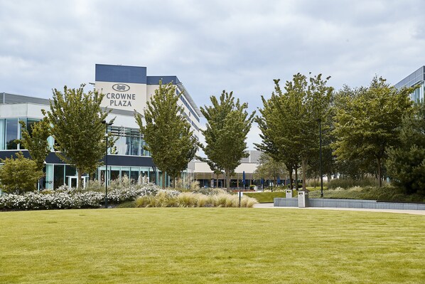 A modern building with a sign reading "Crowne Plaza". - Crowne Plaza Reading by IHG (Reading)