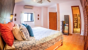 Deluxe 1 Bedroom Apartment | Cortinas opacas y ropa de cama