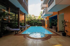 Piscina externa, guarda-sóis, espreguiçadeiras