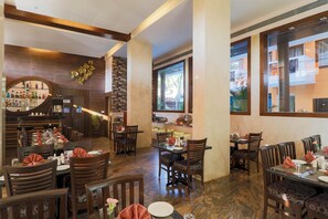 Serviço de café da manhã, almoço, jantar; vistas para a piscina