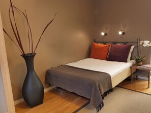 Single Grand Lit 140 cm bed | Surmatelas, bureau, rideaux occultants, lits pliants/supplémentaires