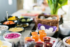 Una mesa de buffet con diversos alimentos y bebidas.