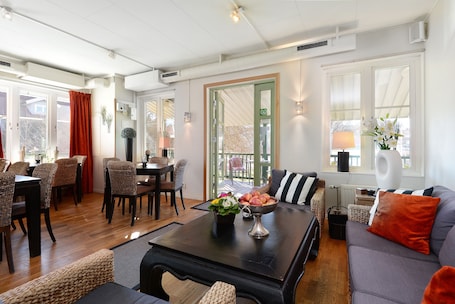 Sala de estar en el lobby. Maude's Hotel Enskede Stockholm