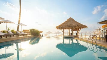 Ulkouima-allas avoinna 8.00–20.00, aurinkovarjoja, aurinkotuoleja