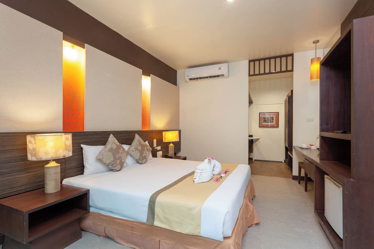 Courtyard Studio King Bed | 1 bedroom, minibar, in-room safe, desk