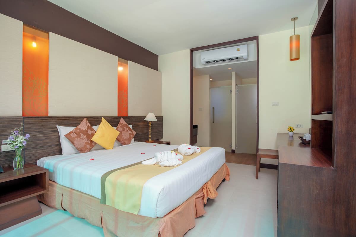 ห้องสวีท, ติดสวนหย่อม | มินิบาร์, ตู้นิรภัยในห้องพัก, โต๊ะทำงาน, ผ้าม่านกันแสง