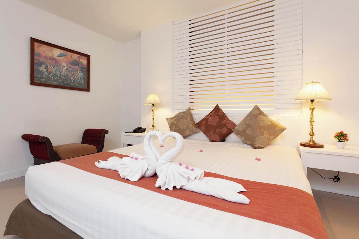 Deluxe Double Room, Garden View | 1 bedroom, minibar, in-room safe, desk