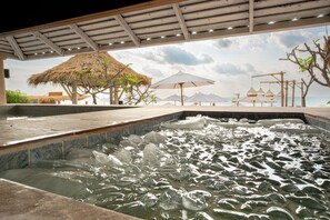 야외 수영장, 08:00 ~ 20:00 오픈, 수영장 파라솔, 일광욕 의자