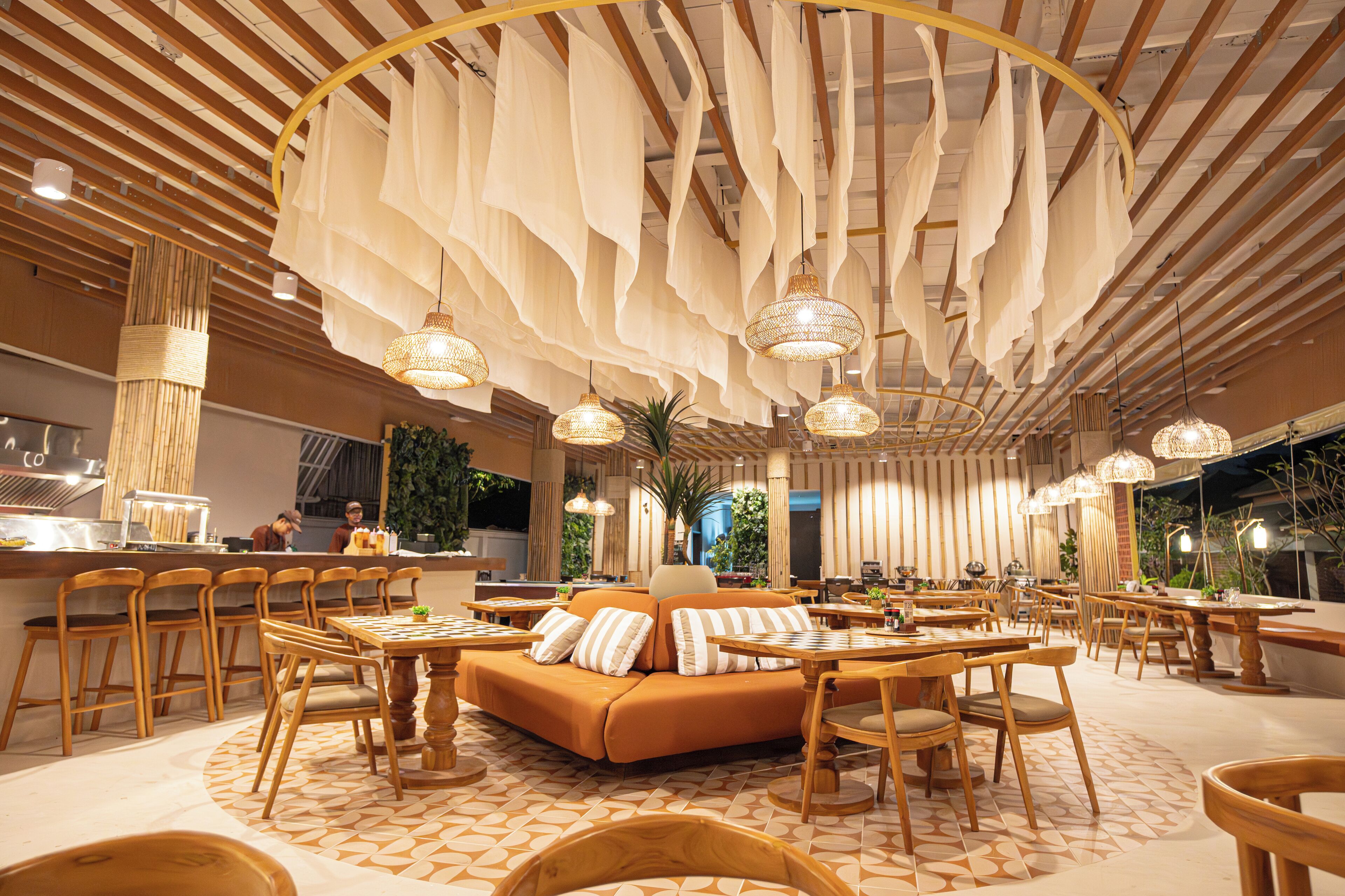 حيث تُقدم وجبات الإفطار، الغداء، الأطباق العالمية، إطلالات على المحيط