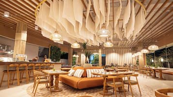 Breakfast, lunch, dinner served; international cuisine, ocean views